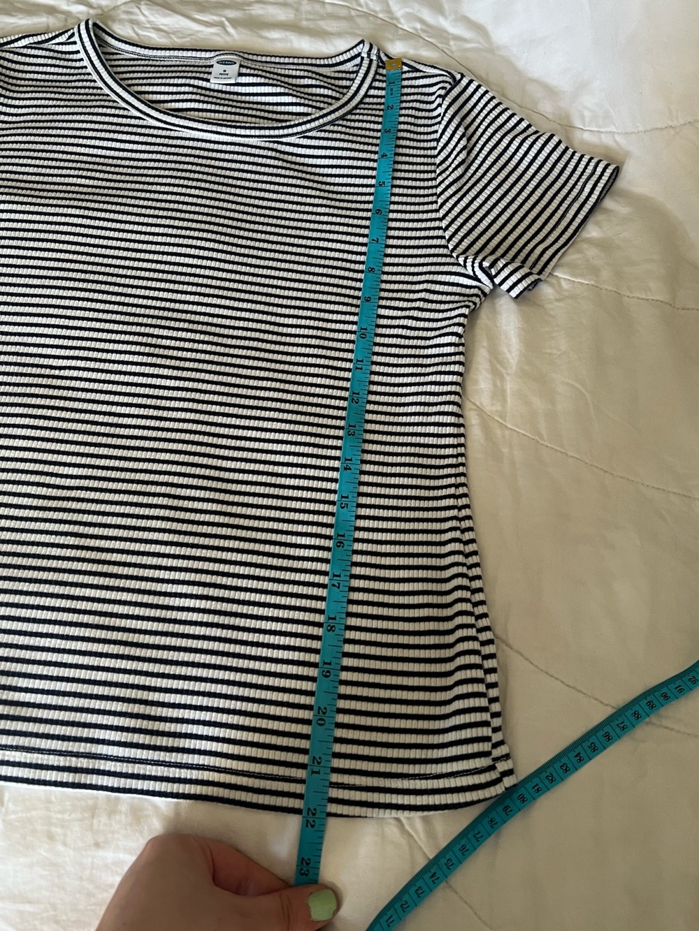Old Navy White and Navy Striped Short Sleeve Women's Tee - Picture 5 of 6